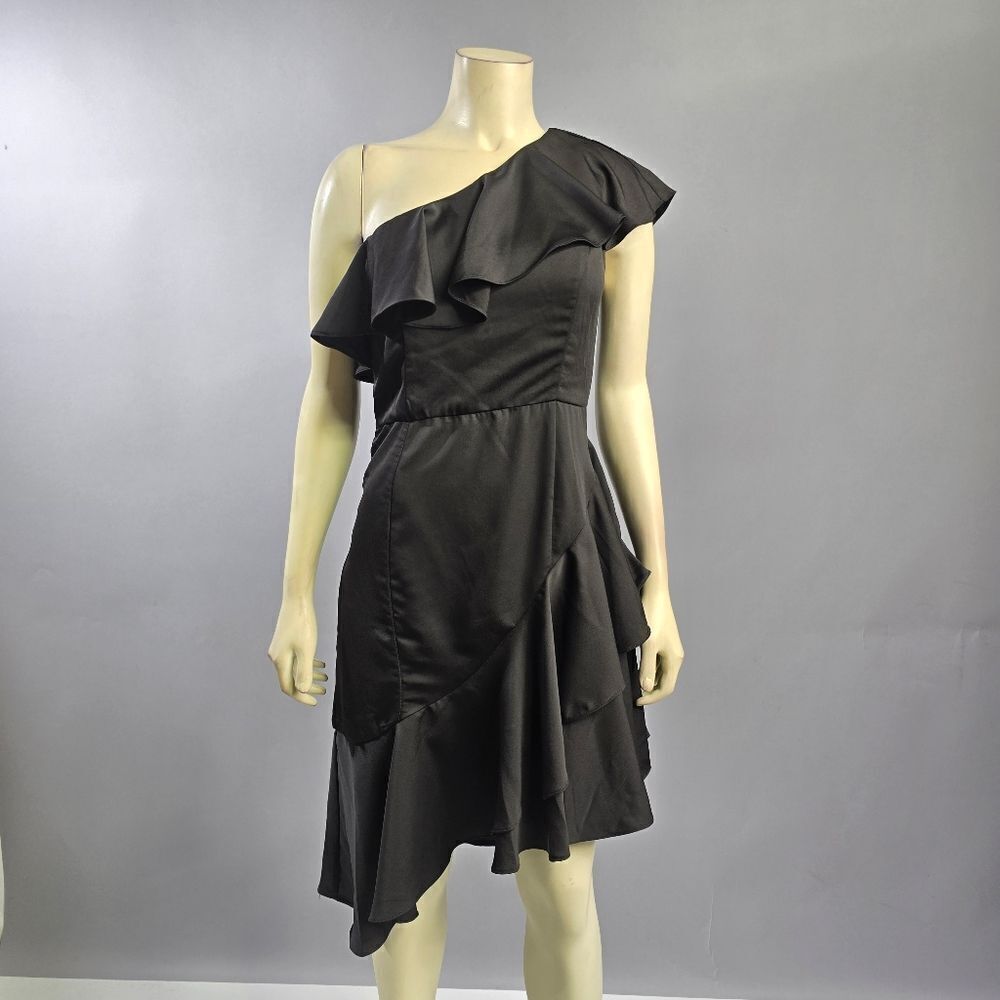 The Impeccable Pig Medium Elegant Black One-Shoulder Dress R8